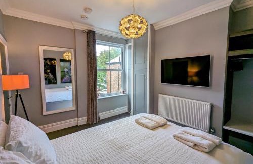 Trafford Apartment | Robert Bolt House, Free Parking, 1 Minute to Metrolink