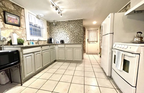 Grey Forest Cottage | Robert Wood Art Cottage - Near Floores Country Store, SeaWorld & Fiesta Texas