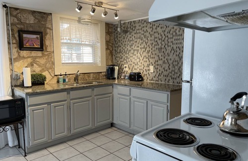 Grey Forest Cottage | Robert Wood Art Cottage - Near Floores Country Store, SeaWorld & Fiesta Texas
