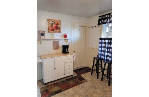 Rutland Apartment | Roberts ave. Immaculate Rental For Nurses Apt B