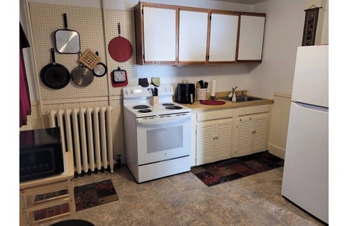Rutland Apartment | Roberts ave. Immaculate Rental For Nurses Apt B