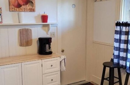 East Haven  Rutland County Apartment | Roberts ave. Immaculate Rental For Nurses Apt D