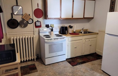 East Haven  Rutland County Apartment | Roberts ave. Immaculate Rental For Nurses Apt D