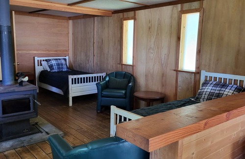 Campbell River Cabin | Roberts Lake ResortnSandybeach, fishing,hiking, pet friendly