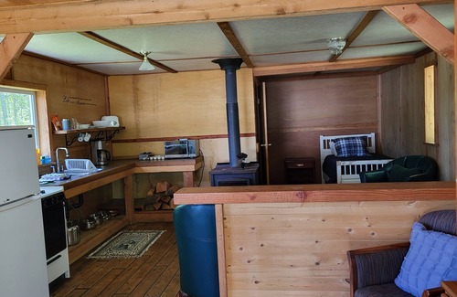 Campbell River Cabin | Roberts Lake ResortnSandybeach, fishing,hiking, pet friendly