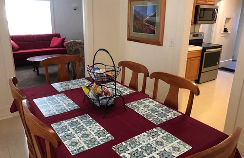 Chowchilla House | Robertson Villa 2BR Cozy Cottage with Full Kitchen