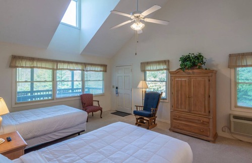 Canton House | Robin at Springdale: Resort Villa with Golf and Pool Access!