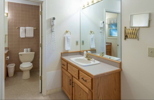 Canton House | Robin at Springdale: Resort Villa with Golf and Pool Access!