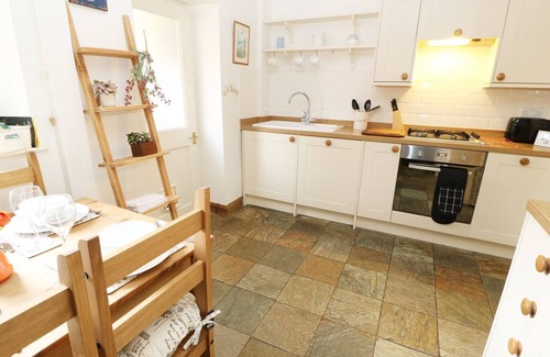 Beeley Cottage | ROBIN COTTAGE - 2 THE MEADOWS, pet friendly in Matlock