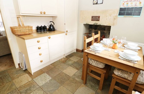 Beeley Cottage | ROBIN COTTAGE - 2 THE MEADOWS, pet friendly in Matlock