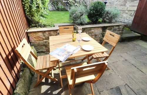 Beeley Cottage | ROBIN COTTAGE - 2 THE MEADOWS, pet friendly in Matlock