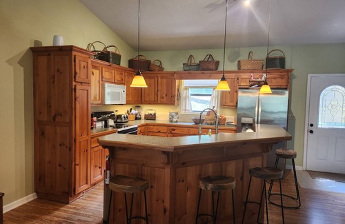 Eagle Rock Cabin | Robin's Nest-3 bedroom 2 bath waterfront cabin on Table Rock w/Wi-Fi & hot tub