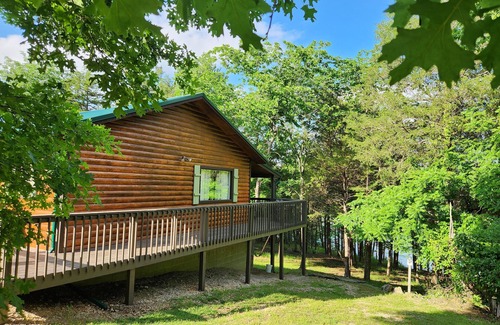 Eagle Rock Cabin | Robin's Nest-3 bedroom 2 bath waterfront cabin on Table Rock w/Wi-Fi & hot tub