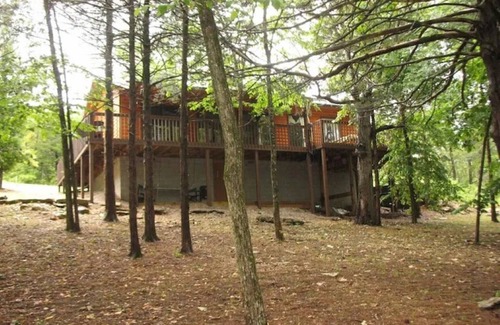 Eagle Rock Cabin | Robin's Nest-3 bedroom 2 bath waterfront cabin on Table Rock w/Wi-Fi & hot tub