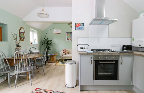 Leven Cottage | ROBIN'S NEST COTTAGE, pet friendly, with a garden in Brandesburton