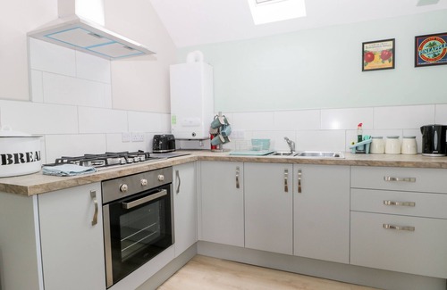 Leven Cottage | ROBIN'S NEST COTTAGE, pet friendly, with a garden in Brandesburton