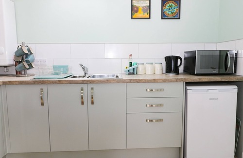 Leven Cottage | ROBIN'S NEST COTTAGE, pet friendly, with a garden in Brandesburton