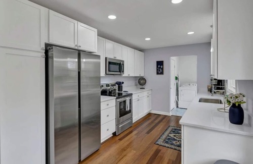 Columbia House | Robin's Nest in WECO w/Garage & Deck | 4BR 3BR