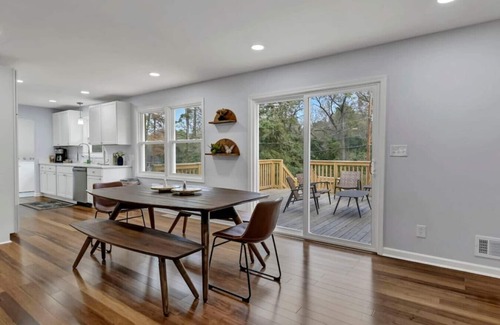 Columbia House | Robin's Nest in WECO w/Garage & Deck | 4BR 3BR