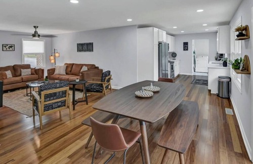 Columbia House | Robin's Nest in WECO w/Garage & Deck | 4BR 3BR