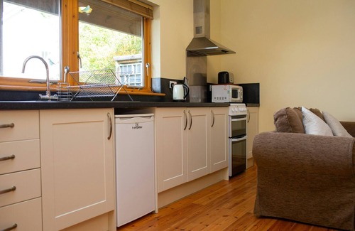 Lampeter Cottage | Robin's Perch Eco Lodge Apartment, Lampeter