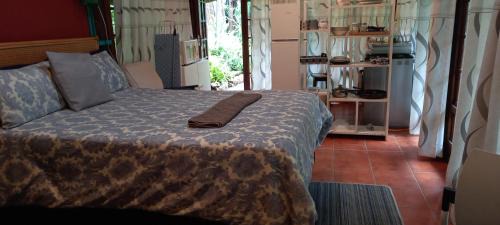 Ethekwini Apartment | Robin's Thatch Studio- bush camp in the suburbs-sleeps 2