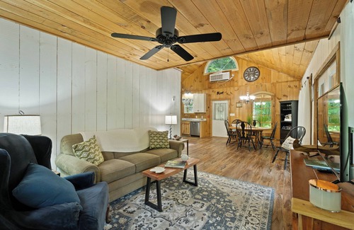 Mammoth Cave Cabin | Robins Nest nestled on Nolin Lake! Boat parking onsite & close to the boat ramp!