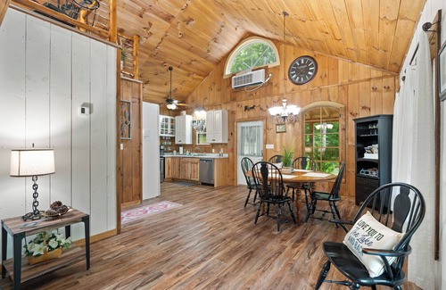 Mammoth Cave Cabin | Robins Nest nestled on Nolin Lake! Boat parking onsite & close to the boat ramp!