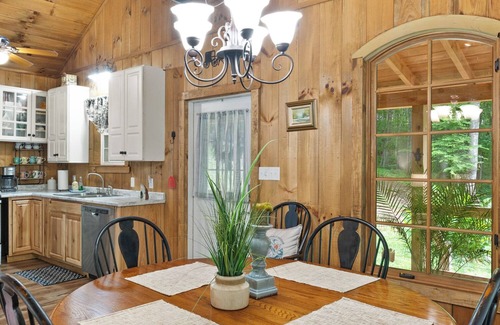 Mammoth Cave Cabin | Robins Nest nestled on Nolin Lake! Boat parking onsite & close to the boat ramp!