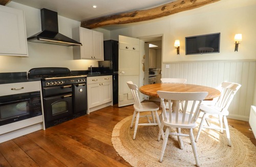 Bourton House | ROBINS NEST, pet friendly, with a garden in Bourton-On-The-Water