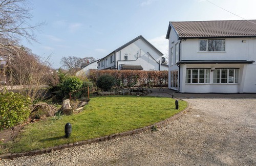 Offerton Cottage | Robins Perch- Modern Cosy Cottage with Fantastic Garden View in a quiet location