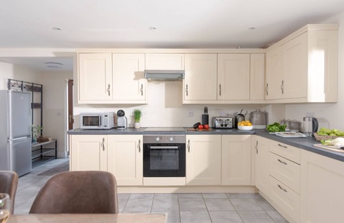 Truro Cottage | Robins Rest - a cottage that sleeps 8 guests in 3 bedrooms