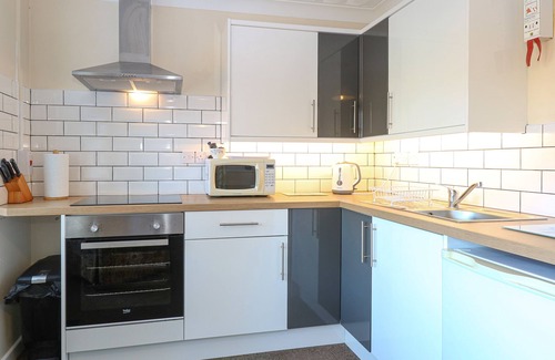 Melton Constable Cottage | ROBYN'S NEST, pet friendly, with a garden in Brinton