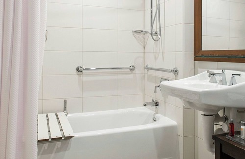 North Greece Hotel | Rochester Airport Marriott