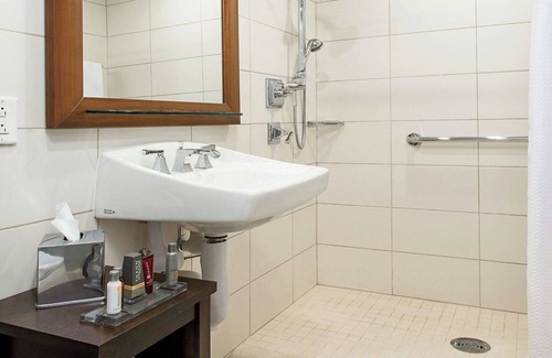 North Greece Hotel | Rochester Airport Marriott