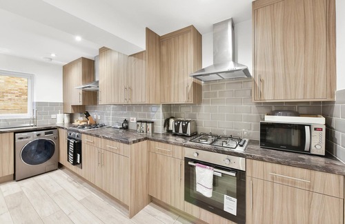 George Green House | Rochfords Serviced House with 5 Bedrooms, 4 bathrooms, upto12 beds