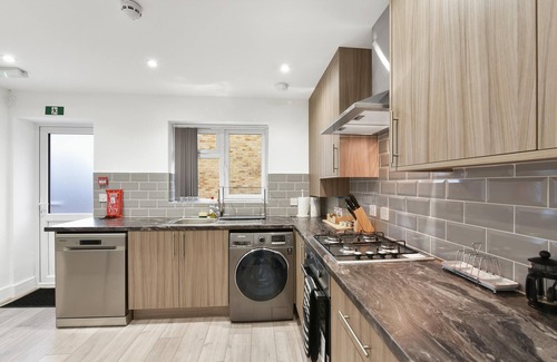 George Green House | Rochfords Serviced House with 5 Bedrooms, 4 bathrooms, upto12 beds