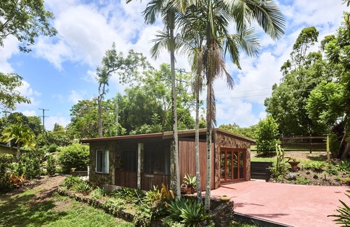 Eumundi House | Rock Bungalow Country Getaway Near Noosa