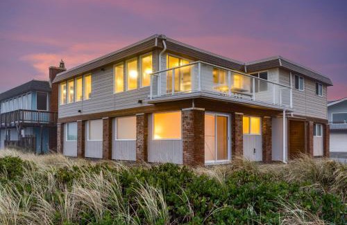 Rockaway Beach House | Rock Candy by AvantStay Beachfront Views Patio Walk to Rockaway Beach