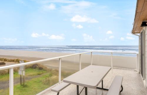 Rockaway Beach House | Rock Candy by AvantStay Beachfront Views Patio Walk to Rockaway Beach