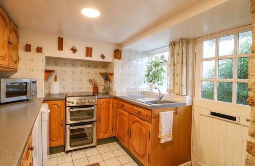 Winster Cottage | ROCK COTTAGE, character holiday cottage, with a garden in Winster