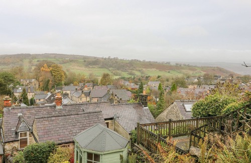Winster Cottage | ROCK COTTAGE, character holiday cottage, with a garden in Winster
