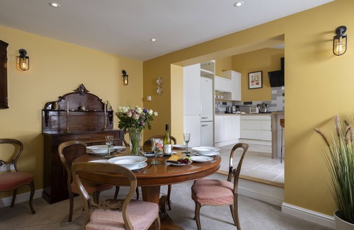 Minchinhampton Cottage | Rock Cottage - sleeps 2 guests in 1 bedroom