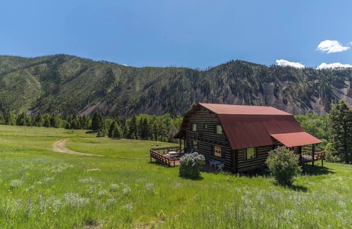 Drummond Cabin | Rock Creek Cabin Hideaway with Stunning Views!