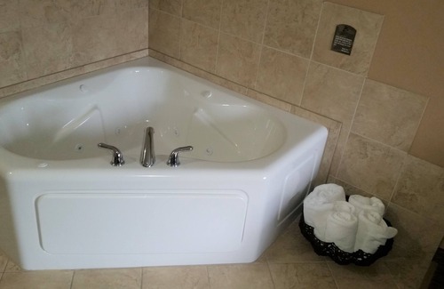 Atlantic Hotel | Rock Island Inn & Suites