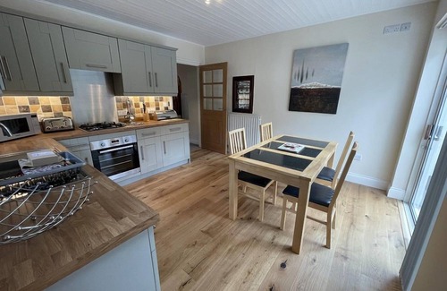 Braithwaite Cottage | Rock Lynn - a bungalow that sleeps 4 guests in 2 bedrooms