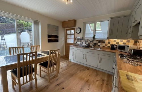 Braithwaite Cottage | Rock Lynn - a bungalow that sleeps 4 guests in 2 bedrooms