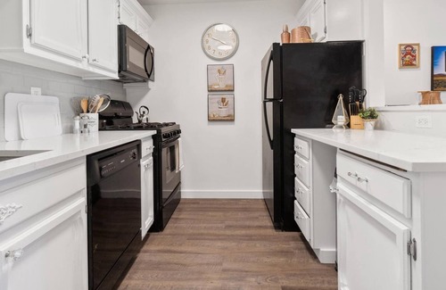 Boise Condo | Rock N' Roll + Sweet Dreams! Get Cozy Next to Indoor & Outdoor Fireplace'! Community Pool!