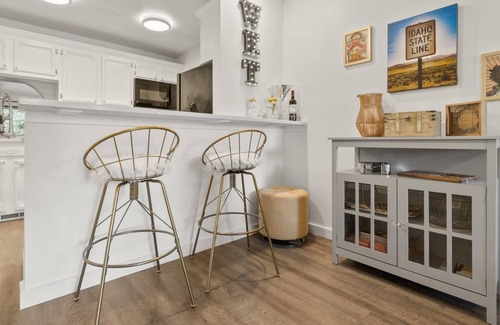 Boise Condo | Rock N' Roll + Sweet Dreams! Get Cozy Next to Indoor & Outdoor Fireplace'! Community Pool!