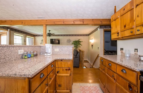 Cosby House | Rock Right Inn* Cozy/Mtn Views*Creek*Firepit*Hot tub*1.5 acres* 4bed/2 bed*8-10
